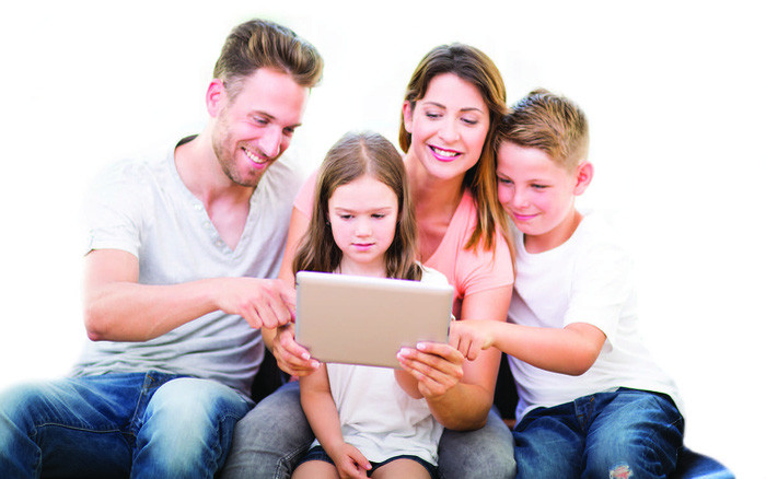 Tìm hiểu về máy tính, Internet. Các bậc phụ huynh có thể hoàn toàn không biết một số công cụ, tính năng mà thanh thiếu niên sử dụng như: cài đặt quyền riêng tư trực tuyến, tắt cookie, xóa lịch sử trình duyệt web... Vì vậy, khi muốn bảo vệ con cái khỏi những sản phẩm, đoạn livestream phản cảm, độc hại trên mạng, cha mẹ cần biết nhiều hơn về máy tính, mạng xã hội, Internet...