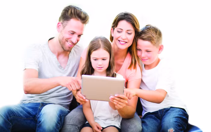 Tìm hiểu về máy tính, Internet. Các bậc phụ huynh có thể hoàn toàn không biết một số công cụ, tính năng mà thanh thiếu niên sử dụng như: cài đặt quyền riêng tư trực tuyến, tắt cookie, xóa lịch sử trình duyệt web... Vì vậy, khi muốn bảo vệ con cái khỏi những sản phẩm, đoạn livestream phản cảm, độc hại trên mạng, cha mẹ cần biết nhiều hơn về máy tính, mạng xã hội, Internet...