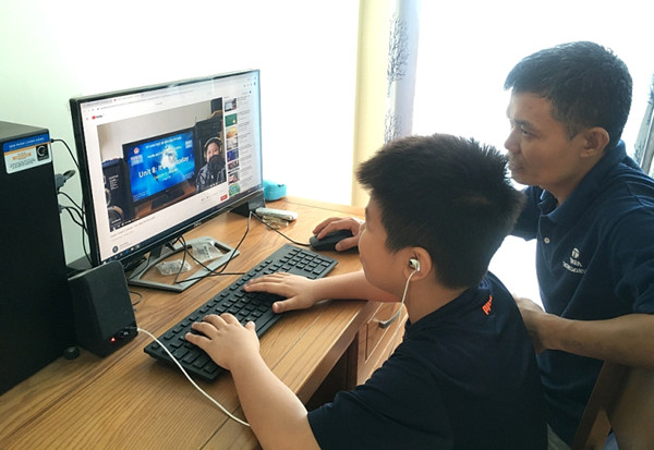 Một trong những cách tốt nhất để giám sát, quản lý việc sử dụng Internet, mạng xã hội của con nhỏ là đặt các thiết bị như TV, máy tính bàn, máy tính bảng ở khu vực sinh hoạt chung như phòng làm việc, phòng khách. Không nên để trẻ tự ý sử dụng các thiết bị này ở phòng riêng.