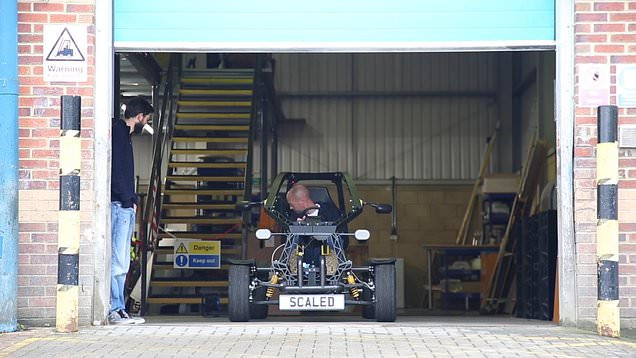 Scaled chế tạo Chameleon trong vòng ba tháng với chi phí khoảng 10.000 bảng Anh.