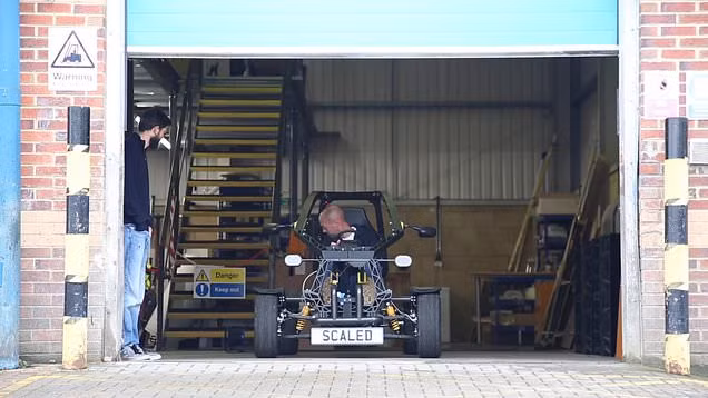 Scaled chế tạo Chameleon trong vòng ba tháng với chi phí khoảng 10.000 bảng Anh.