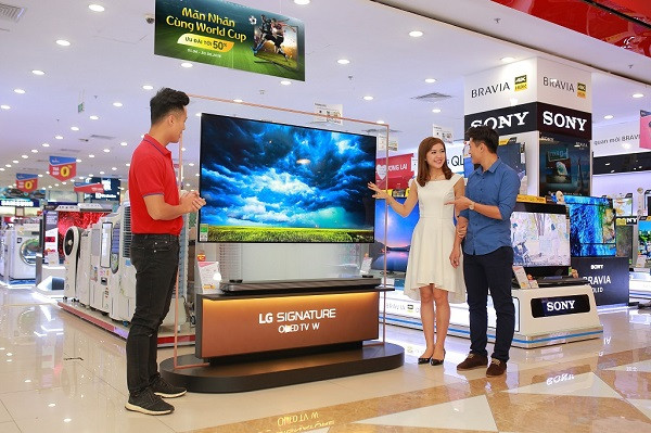 Tình hình dịch bệnh COVID-19 diễn biến phức tạp, các cửa hàng bán đồ điện tử đồng loạt phải đóng cửa và chuyển sang hình thức bán hàng trực tuyến. Tivi giảm giá khủng, miễn phí dịch vụ, trả góp 0%,.. là nhiều cách mà chuỗi bán lẻ áp dụng để kích cầu mua sắm của người dân.