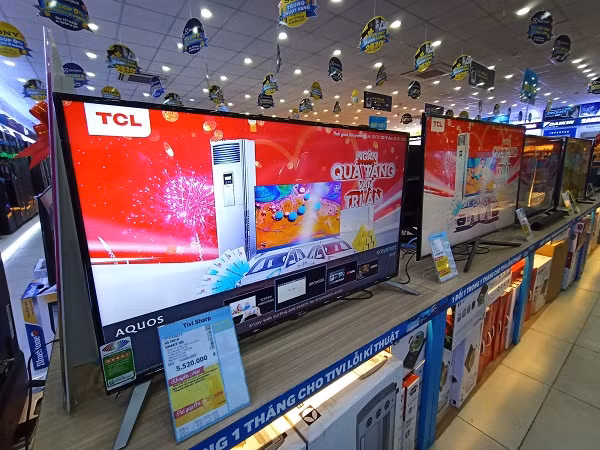 Với các thương hiệu nằm ngoài top đầu như Skyworth, TCL, Panasonic, các dòng của Sharp, LG, Samsung đắt hơn khoảng 1-2 triệu đồng.