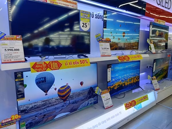 Tivi màn hình 43 - 55 inch được đông đảo các hộ gia đình người Việt lựa chọn cũng giảm giá từ 10-20%. Những mẫu TV bán chạy của các thương hiệu như Samsung, LG giảm vài trăm ngàn đồng.
