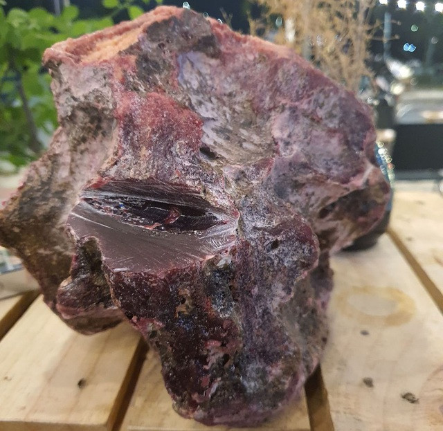 Các chuyên gia vẫn chưa thể lý giải tại sao long diên hương phổ biến hơn ở nam bán cầu và tại sao chỉ cá nhà táng đực mới sản sinh ra nguyên liệu này. Điều khiến long diên hương trở nên ngày càng quý giá và khan hiếm là số lượng cá nhà táng sụt giảm mạnh, hiện nay chỉ còn khoảng 350.000 con so với 1,1 triệu con trước khi bị đánh bắt.