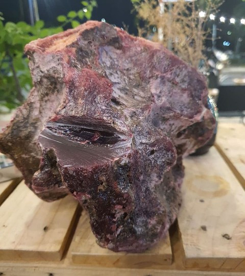 Khối đá nhỏ 4kg được chủ nhân bán đi nhưng khối đá lớn nặng 14kg vẫn đang được anh cất giữ và chưa có ý định bán khi chưa được giá hợp lý.