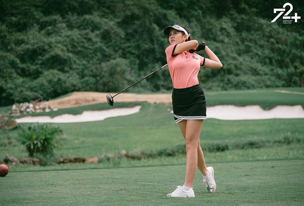 Cũng chính đi nhầm sân tập golf mà Thu Hoài gặp được chàng người yêu điển trai hiện tại của mình. Bạn Trai nữ MC từng có thời gian du học tại Mỹ và hiện đang là giám đốc điều hành một học viện golf lớn tại Hà Nội.