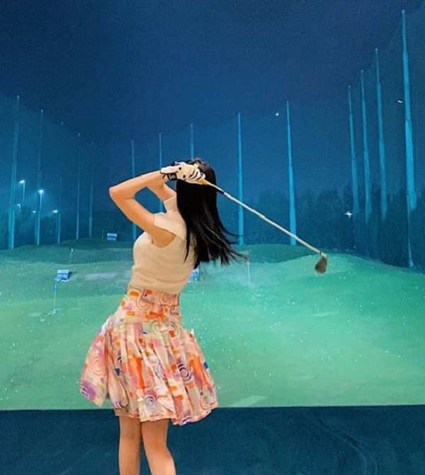 Dù là diện đồ thể thao kín mít, bộ đồ ôm sát hay váy ngắn, chỉ cần xuất hiện trên sân golf chắc hẳn cô nàng này cũng đủ gây chú ý bởi body nuột nà, khoe trọn đường cong cơ thể.