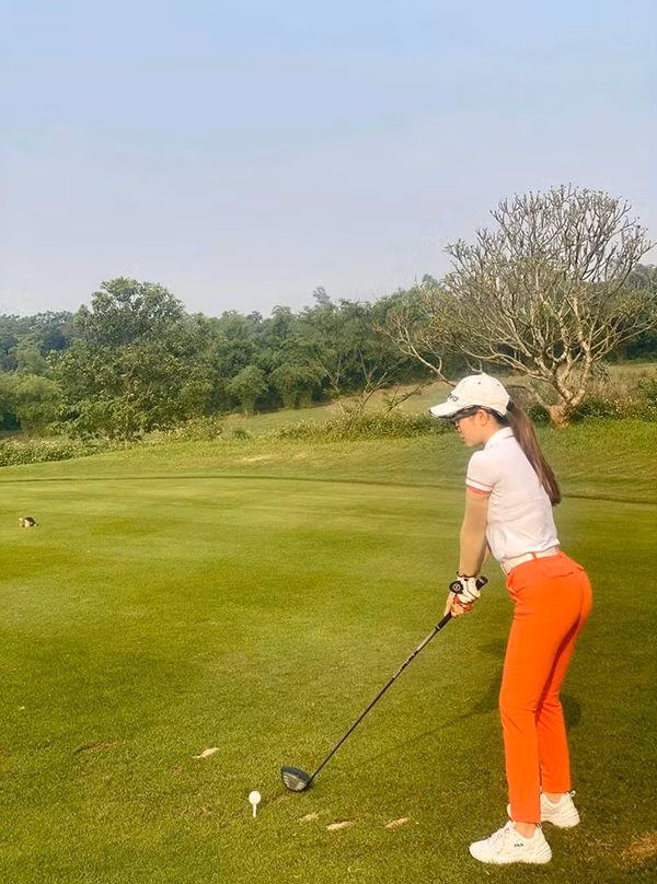 Chỉ diện bộ đồ kín đáo với áo phông có cổ năng động và quần vải dáng suông, nữ diễn viên Quỳnh Nga cũng đủ khiến fans mê mẩn khi phô diễn vóc dáng trẻ trung, vòng 3 quyến rũ trên sân golf.