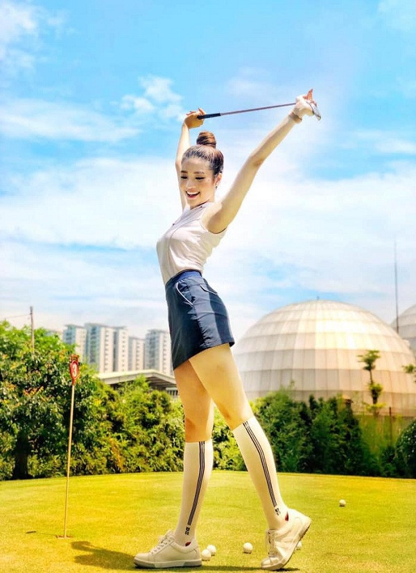 Chia sẻ về lý do lựa chọn bộ môn này, Hoàng Thu cho biết ban đầu cô đến với golf vì tò mò. Sau đó khi nhận thấy thú vui và những lợi ích từ golf, dù bận rộn cô vẫn dành thời gian để đến sân tập hàng tuần.
