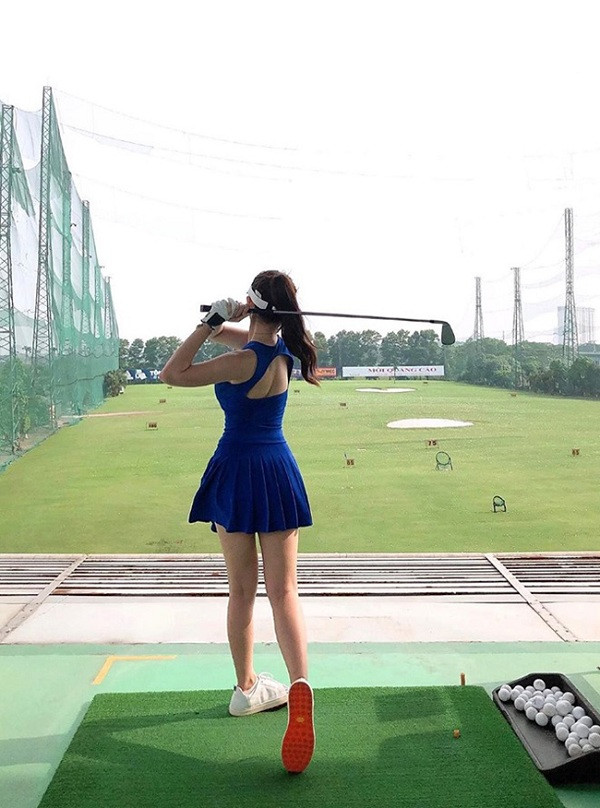 Đến với Golf được hơn 1 năm, nàng MC xinh đẹp thường xuyên chia sẻ những hình ảnh khoe vóc dáng siêu quyến rũ khi chơi bộ môn "nhà giàu" này.
