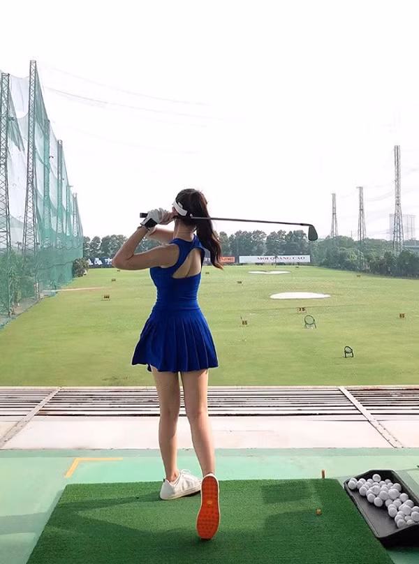 Đến với Golf được hơn 1 năm, nàng MC xinh đẹp thường xuyên chia sẻ những hình ảnh khoe vóc dáng siêu quyến rũ khi chơi bộ môn "nhà giàu" này.
