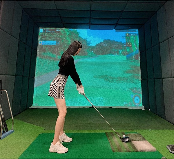 Từng gây sốt cộng đồng mạng bởi nhan sắc nàng thơ khi xuất hiện trong MV âm nhạc của Sơn Tùng M-TP, ngoài đời người đẹp Vũ Ngọc Châm lại theo đuổi phong cách gợi cảm, quyến rũ và đặc biệt rất mê bộ môn golf.