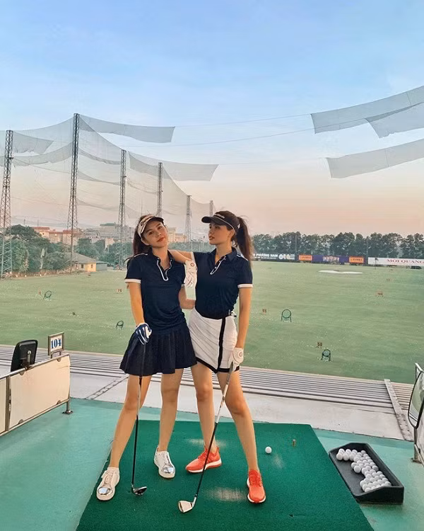 Chơi golf một mình chưa đủ, Thu Hoài còn "rủ rê" cả cô bạn thân là diễn viên - người mẫu Phương Anh (Phanh Lee) cùng đam mê bộ môn này. Đôi bạn thân thường xuyên cùng nhau đến sân tập, khoe dáng cực quyến rũ bên gậy golf.