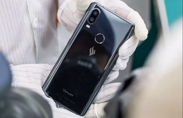 Hệ điều hành VOS được xem là sản phẩm của trí tuệ Việt Nam, được VinSmart không ngừng cải tiến và cập nhật với nhiều đột phá mới như: Chế độ sáng tự động dựa theo cảm biến màn hình (Adaptive Brightness); Quản lý thời gian sử dụng (Digital Wellbeing)...