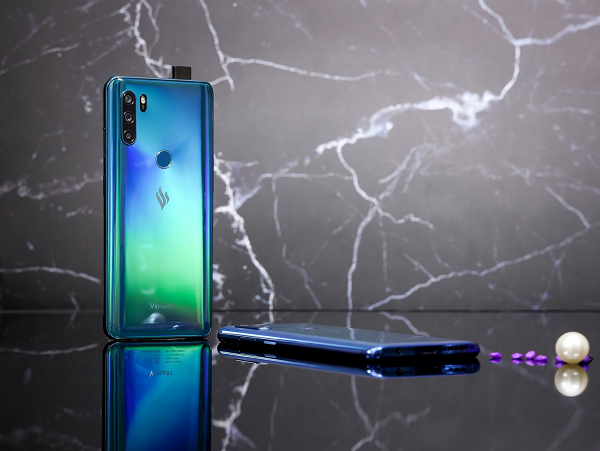 Theo đó, Vsmart sẽ cùng đối tác hoàn thiện thiết kế ngoại hình, nâng cao tính thẩm mỹ, xây dựng giao diện (UI) và trải nghiệm người dùng (UX) cho các dòng Vsmart. Những hình ảnh đầu tiên về chiếc smartphone cao cấp Vsmart Lux lộ diện đã chứng minh sự thay đổi này.