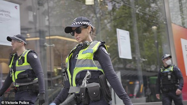 Cai ket dang cho nguoi dan ong goi gai mai dam toi nha giua dich