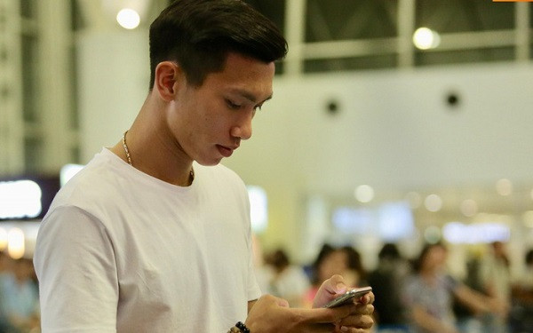 Có vẻ anh chàng Văn Hậu là một “fan cứng” của Táo Khuyết bởi trước khi lên đời điện thoại, anh được cho là sử dụng một chiếc iPhone XS Max. Ảnh: bongdatructuyen