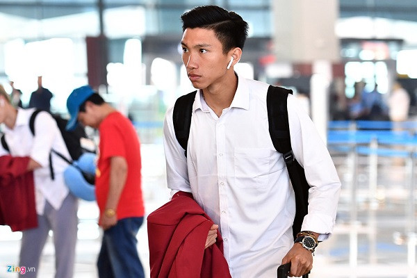 Từng có lối ăn mặc cực giản dị dù nhận lương lên tới nửa tỷ/tháng, giờ đây Đoàn Văn Hậu trở thành tay chơi hàng hiệu sành của tuyển Việt Nam, không chỉ thể hiện ở gu thời trang ngày càng ổn định mà còn ở những món đồ, phụ kiện công nghệ mà anh lựa chọn. Ảnh: Zing