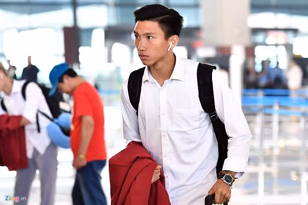 Từng có lối ăn mặc cực giản dị dù nhận lương lên tới nửa tỷ/tháng, giờ đây Đoàn Văn Hậu trở thành tay chơi hàng hiệu sành của tuyển Việt Nam, không chỉ thể hiện ở gu thời trang ngày càng ổn định mà còn ở những món đồ, phụ kiện công nghệ mà anh lựa chọn. Ảnh: Zing