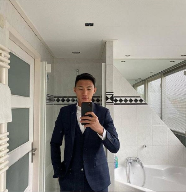 IPhone 11 Pro và iPhone 11 Pro Max được Apple trình làng vào tháng 9/2019 với 4 màu xám Space, bạc, xanh Midnight và vàng. Trong hình có thể thấy, Văn Hậu lựa chọn cho mình phiên bản màu xám Space hoặc xanh Midnight – là điện thoại đôi với bạn gái hot girl Hoàng Anh Ốc. Ảnh: Instagram NV