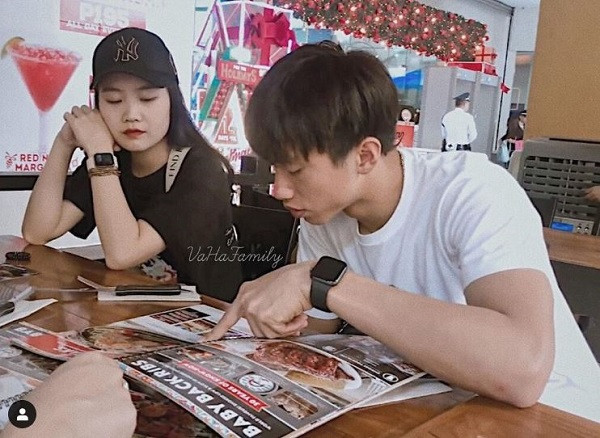 Hiện tại, Apple Watch Series 5 là phiên bản đồng hồ thông minh mới nhất của nhà Táo - bản nâng cấp của Series 4 về cấu hình và tính năng, với hệ điều hành WatchOS 6 nhưng vẫn đảm bảo yếu tố thẩm mỹ và thời trang cho người sử dụng. Ảnh: Instagram NV