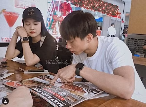 Hiện tại, Apple Watch Series 5 là phiên bản đồng hồ thông minh mới nhất của nhà Táo - bản nâng cấp của Series 4 về cấu hình và tính năng, với hệ điều hành WatchOS 6 nhưng vẫn đảm bảo yếu tố thẩm mỹ và thời trang cho người sử dụng. Ảnh: Instagram NV