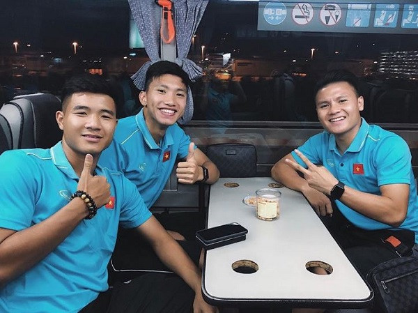 Không chỉ có điện thoại, chàng hậu vệ cánh trái còn rất chăm update các món đồ công nghệ khác. Bằng chứng là nhiều lần anh chàng được bắt gặp sử dụng đồng hồ thông minh Apple Watch màu đen dù trong thời gian thi đấu tại Việt Nam, đầu quân cho CLB Heereveen hay đi chơi cùng bạn bè… Ảnh: Zing