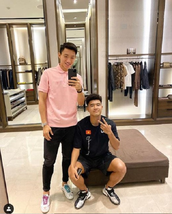 Văn Hậu thường xuyên khoe ảnh selfie cùng đồng đội trên trang cá nhân. Gần đây nhất trong thời gian thi đấu SEA Games 2019 diễn ra tại Philippines, chàng hậu vệ gốc Thái Bình sử dụng iPhone 11 Pro Max để chụp ảnh cùng Hà Đức Chinh trong một cửa hàng thời trang. Ảnh: Instagram NV