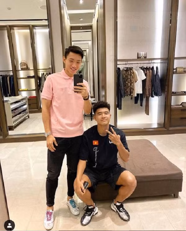 Văn Hậu thường xuyên khoe ảnh selfie cùng đồng đội trên trang cá nhân. Gần đây nhất trong thời gian thi đấu SEA Games 2019 diễn ra tại Philippines, chàng hậu vệ gốc Thái Bình sử dụng iPhone 11 Pro Max để chụp ảnh cùng Hà Đức Chinh trong một cửa hàng thời trang. Ảnh: Instagram NV