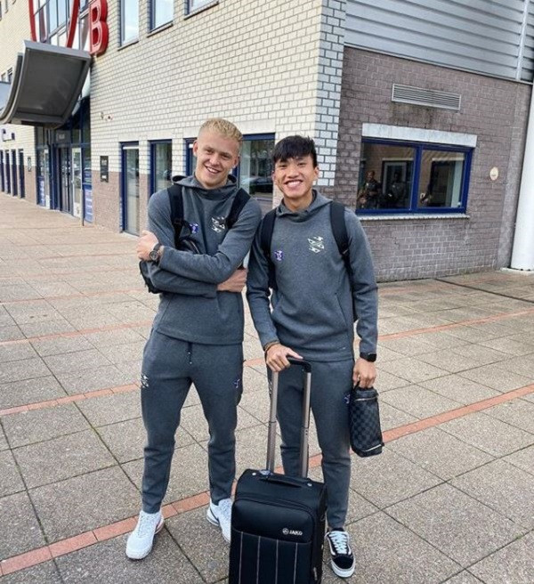 Là một trong số những cái tên hot nhất đội tuyển bóng đá Việt Nam, đời sống thường ngày của Đoàn Văn Hậu, chuyện tình với bạn gái hot girl hay thậm chí việc chàng cầu thủ mặc gì, dùng điện thoại gì cũng trở thành chủ đề được nhiều người hâm mộ quan tâm. Ảnh: Instagram NV