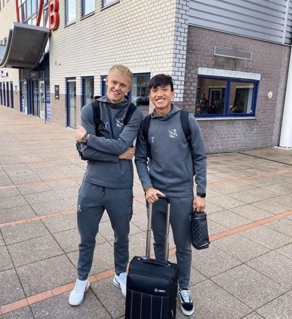 Là một trong số những cái tên hot nhất đội tuyển bóng đá Việt Nam, đời sống thường ngày của Đoàn Văn Hậu, chuyện tình với bạn gái hot girl hay thậm chí việc chàng cầu thủ mặc gì, dùng điện thoại gì cũng trở thành chủ đề được nhiều người hâm mộ quan tâm. Ảnh: Instagram NV