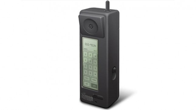 Điện thoại màn hình cảm ứng (1993) IBM Simon được xem là điện thoại đầu tiên có màn hình cảm ứng. Nó kết hợp giữa điện thoại di động và PDA. Công nghệ cảm ứng trên điện thoại thời đó còn khá tệ, đó là lý do vì sao tất cả các thiết bị cảm ứng đều dùng một chiếc bút stylus. Sau vài năm, công nghệ màn hình cảm ứng mới thu hút được các hãng sản xuất như Sony (Ericsson), HTC, LG, nhưng chỉ đến khi iPhone của Apple ra mắt, công nghệ màn hình cảm ứng mới đạt đến một chuẩn mới và phổ biến như ngày nay.