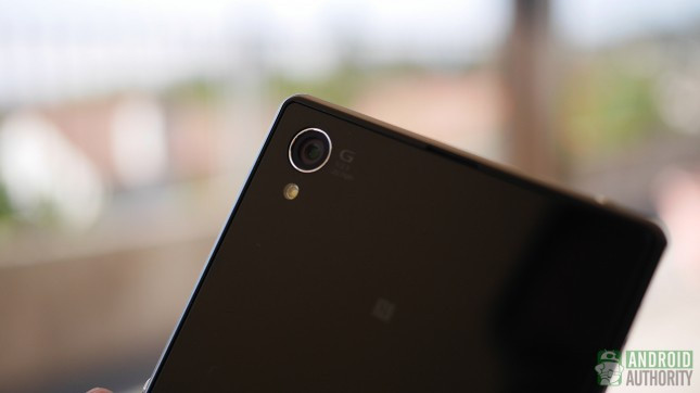 Điện thoại tích hợp camera (2000) Chiếc điện thoại đầu tiên tích hợp camera là Sharp J-SH04, sở hữu camera 0,11 megapixel. Sản phẩm này chỉ được bán ở Nhật Bản. Chỉ trong ít năm, công nghệ camera trên điện thoại đã phát triển chóng mặt, đến mức nó hoàn toàn có thể thay thế các dòng máy ảnh compact hiện nay, như trường hợp của Nokia Lumia 1020 hay Sony Xperia Z1.