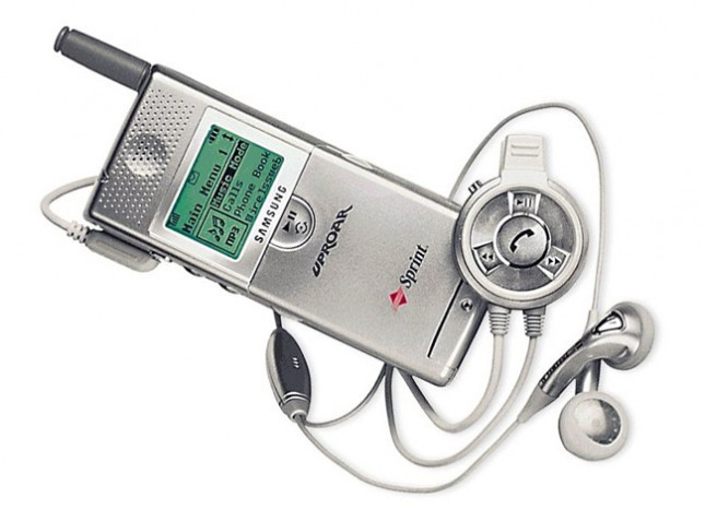 Điện thoại chơi nhạc MP3 (2000) Samsung SPH-M1000 hay còn gọi là UpRoar chính là chiếc điện thoại đầu tiên có khả năng chơi nhạc MP3. Cũng ở phân khúc này, dòng điện thoại Walkman của Sony đã từng là bá chủ trên thị trường cho đến khi iPod và iPhone xuất hiện.