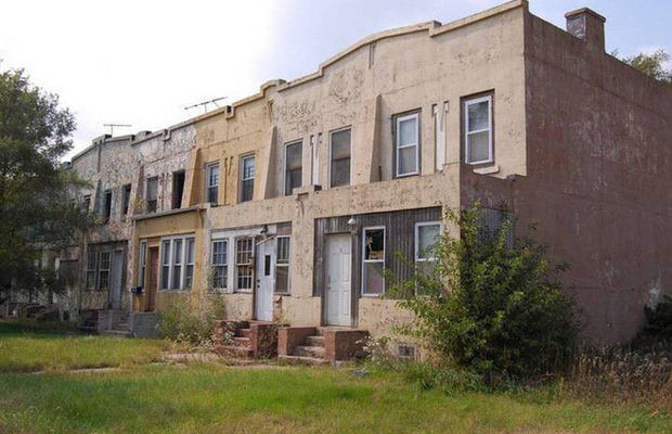 Vào năm 1899, Edison thành lập Công ty Xi măng Portland. Dù rằng từng có hợp đồng cung cấp bê tông xây dựng sân vận động Yankee năm 1922, và tạo ra không ít cải tiến cho ngành xi măng, công ty của Edison vẫn phá sản sau vài năm hoàn thành sân Yankee.