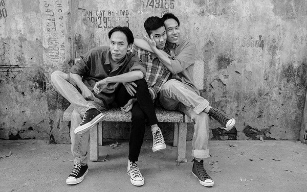 ''Thực tế, mức tiền trả theo view của YouTube dành cho Việt Nam thấp hơn hẳn ở các nước phát triển. Trên kênh của bọn mình, bắt đầu từ 1.000 view được tính 0,2 USD, 1 triệu lượt xem mới được 200 USD. Đây là mức thù lao chung trả cho các clip ngắn khoảng 5 phút'', Trung Anh chia sẻ.