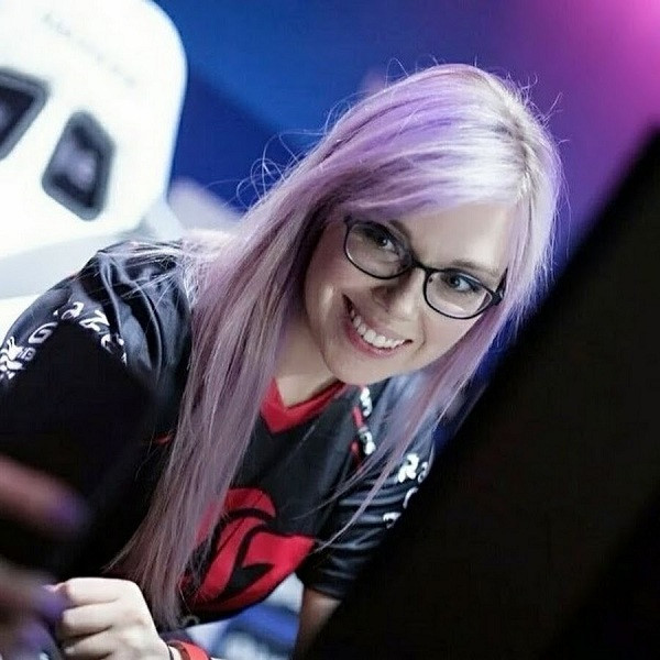 Stephanie Harvey, hay missharvey - nữ game thủ với mái tóc hồng tím nổi bật nổi tiếng khi chơi chuyên nghiệp hai tựa game là CS 1.6 và CS:GO. Cô nàng người Canada từng tham gia rất nhiều giải đấu, trong đó có 5 mùa vô địch thế giới, đủ để thấy tài năng của Harvey.