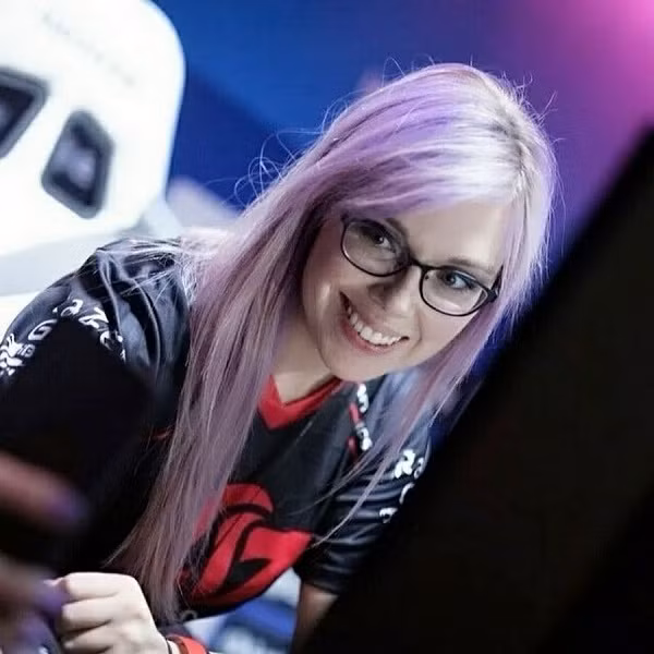 Stephanie Harvey, hay missharvey - nữ game thủ với mái tóc hồng tím nổi bật nổi tiếng khi chơi chuyên nghiệp hai tựa game là CS 1.6 và CS:GO. Cô nàng người Canada từng tham gia rất nhiều giải đấu, trong đó có 5 mùa vô địch thế giới, đủ để thấy tài năng của Harvey.