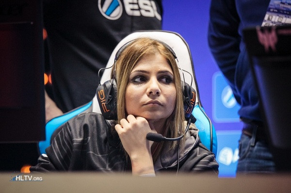 zAAz bắt đầu chơi CS phiên bản 1.6 vào đầu những năm 2000, đi đến chuyên nghiệp vào năm 2002. Tới năm 2013, cô đã tham dự 24 giải đấu và hàng loại đội tuyển khác nhau và hiện đang thi đấu cho RES Gaming với tổng thu nhập khoảng 6,2 tỷ VNĐ/năm.