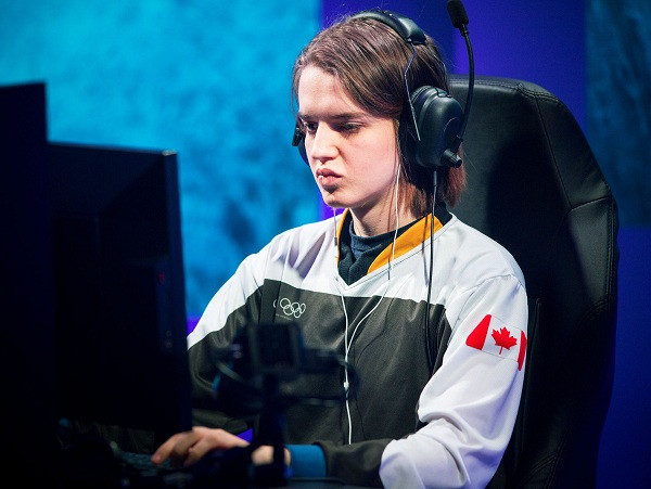 Cô bắt đầu chơi StarCraft II vào tháng 4/2011, sau đó tham gia vào nhiều giải đấu chuyên nghiệp. Scarlett từng vô địch 2 lần liên tiếp trong giải đấu game giành riêng cho phái nữ - the NESL Iron Lady mùa thu năm 2011.