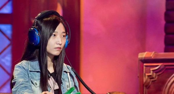 Wang Xinyu, hay BaiZe là nữ game thủ đầu tiên tham gia thi đấu các mùa giải Hearthstone. Tuy không đạt được chức vô địch nhưng kỹ năng chơi game của cô nàng khiến không ít game thủ khắp thế giới phải ngả mũ thán phục.