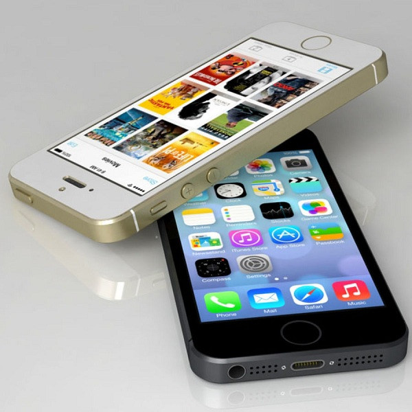 Đây cũng là sản phẩm đầu tiên của Apple có màn hình Retina độ phân giải cao 960 x 640 pixel. Với màn hình sắc nét, người dùng sẽ không nhìn thấy các điểm ảnh từ khoảng cách thông thường.