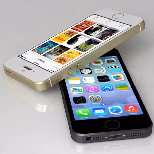 Đây cũng là sản phẩm đầu tiên của Apple có màn hình Retina độ phân giải cao 960 x 640 pixel. Với màn hình sắc nét, người dùng sẽ không nhìn thấy các điểm ảnh từ khoảng cách thông thường.