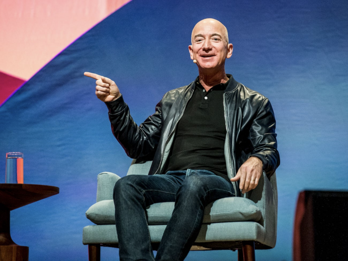 Người giàu nhất thế giới Jeff Bezos đã đầu tư 42 triệu USD để chế tạo một chiếc đồng hồ khổng lồ có thể hoạt động liên tiếp trong 10.000 năm. Hiện nó được chôn tại một ngọn núi ở bang Texas, Mỹ.