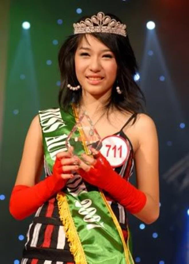 Cô gái Nguyễn Hương Ly với nghệ danh Emily đã trở thành Quán quân của Miss Audition năm 2007. Vụt sáng nhờ cuộc thi, cô nhanh chóng dấn thân vào con đường nghệ thuật với các ca khúc trẻ trung, năng động như Xin Anh Đừng, Tình Cờ, La La La...