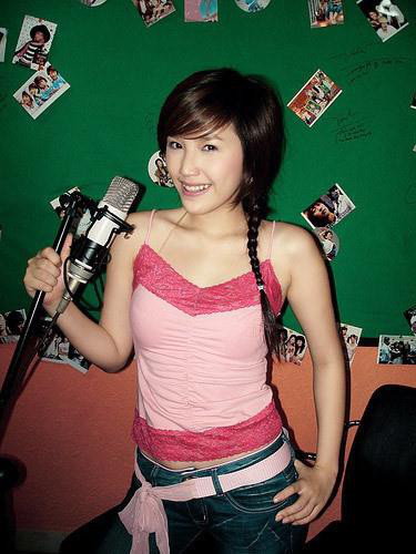 Dù chỉ dành giải 'Thí sinh ấn tượng' nhưng Bảo Thy lại là một trong số những hot girl thành công nhất sau cuộc thi. Cô nàng Lona ngày ấy đã trở thành một hot girl gây ấn tượng cực mạnh, thậm chí còn tạo hit huyền thoại với màn cover "10 minutes" và "Please Tell Me Why".