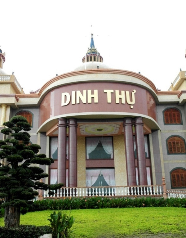 Dinh thự của đại gia Trầm Bê có năm chóp, tọa lạc trong một khuôn viên rộng. Dinh thự này có thiết kế quý phái như một cung điện nguy nga cũng như trang trí xung quanh bởi những vật dụng đắt tiền.