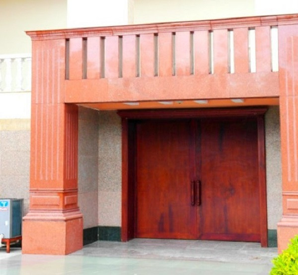 Cửa chính vào căn dinh thự