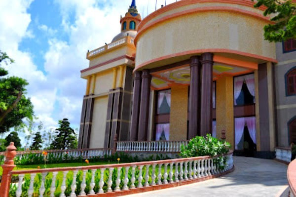 Lối vào dinh thự